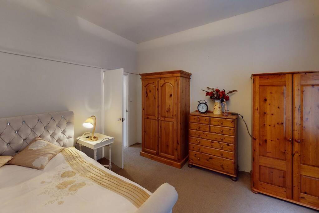 Spacious One Bedroom Flat West Hoathley Exterior foto